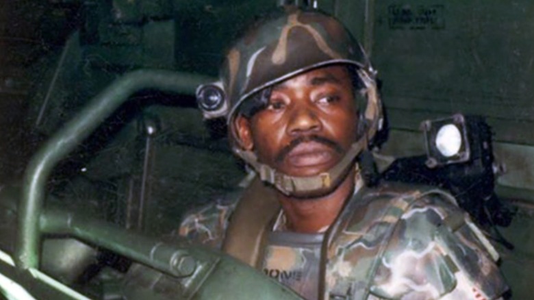 Sergeant Apone looks to the side in "Aliens" (1986)