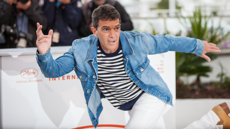 Antonio Banderas runs