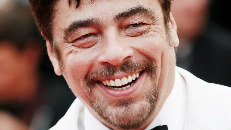 Benicio del Toro smiling white suit