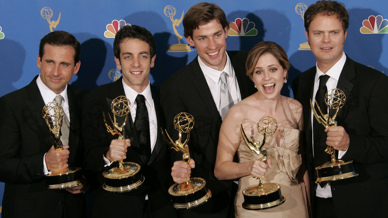 Steve Carell, B.J. Novak, Jenna Fischer, John Krasinski, Rainn Wilson holding Emmy awards