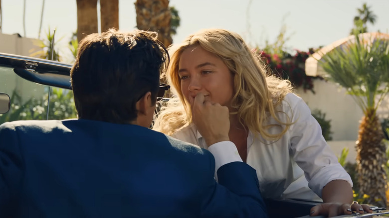 Florence Pugh and Harry Styles kissing in front of house