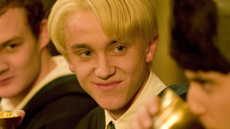   Draco egy durmstrangi diák mellett ül