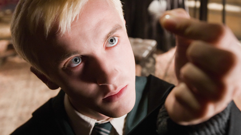   Draco egy tollat ​​néz