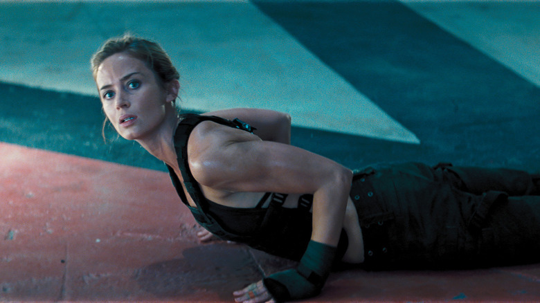   Η Emily Blunt κάνει push-up