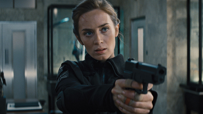   Η Emily Blunt κρατά το όπλο