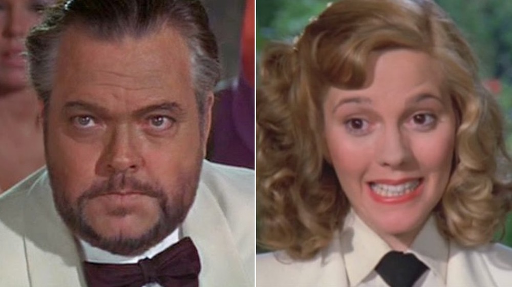 Orson Welles in einem weißen Anzug in Casino Royale, Wendy Schaal in einem weißen Anzug auf Fantasy Island