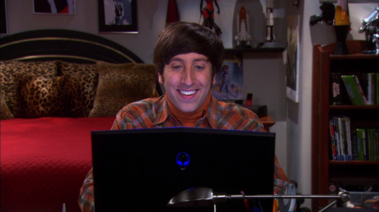 Simon Helberg smiling