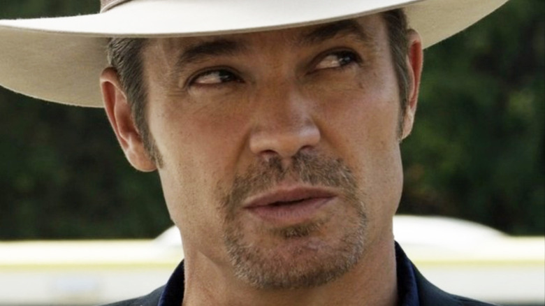 Raylan Givens glancing sideways