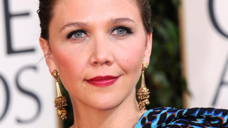 Gyllenhaal in blue dress at red carpet