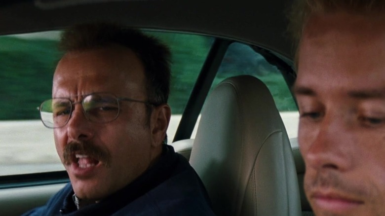 Guy Pearce and Joe Pantoliano talking in a car