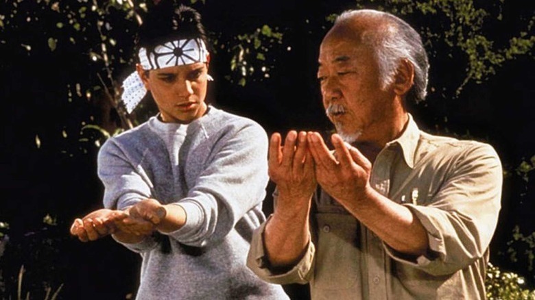   El Sr. Miyagi fent karate