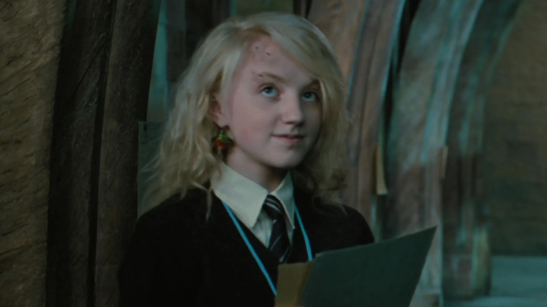 Luna Lovegood looking for shoes