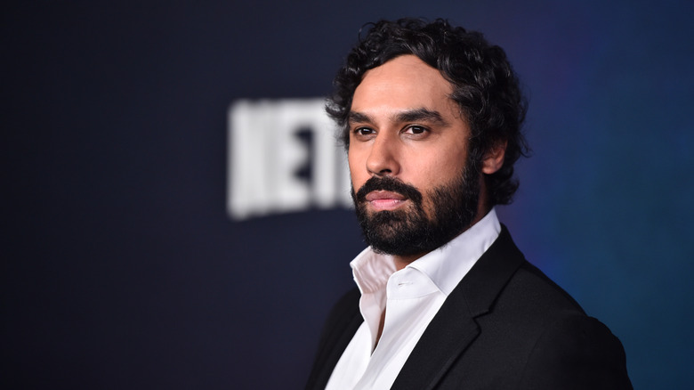 Kunal Nayyar posing for photo