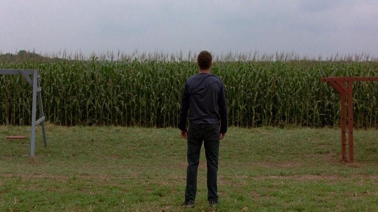   Mel Gibson mirant el seu camp de blat de moro