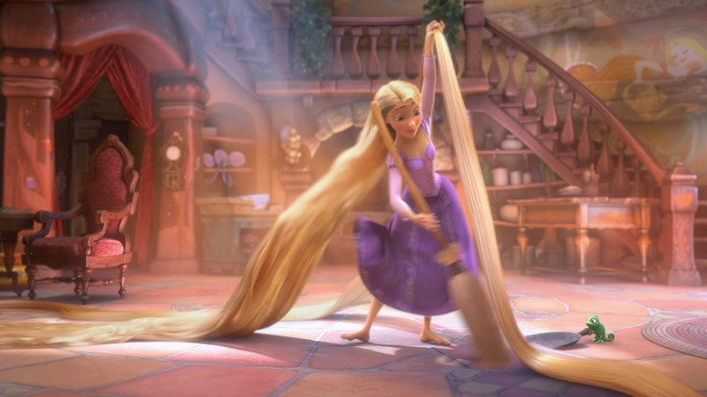   Rapunzel fent una mica de neteja