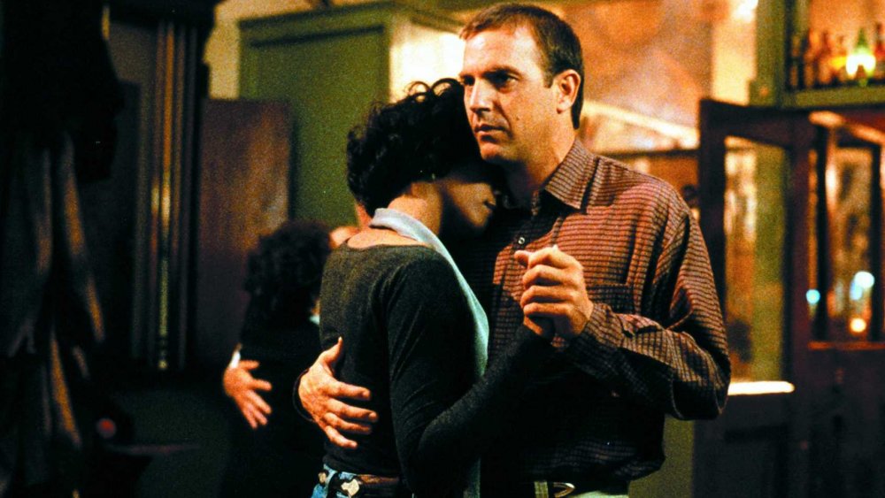 Whitney Houston as Rachel and Kevin Costner as Frank dance in The Bodyguard