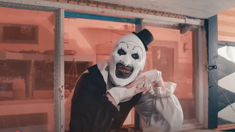Art the Clown in a cafe