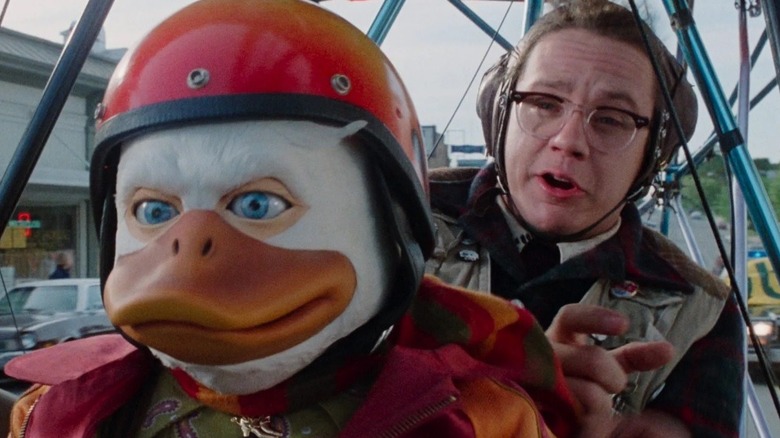   Tim Robbins i Howard the Duck a l'avió