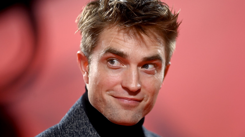   Robert Pattinson face o față ridicolă