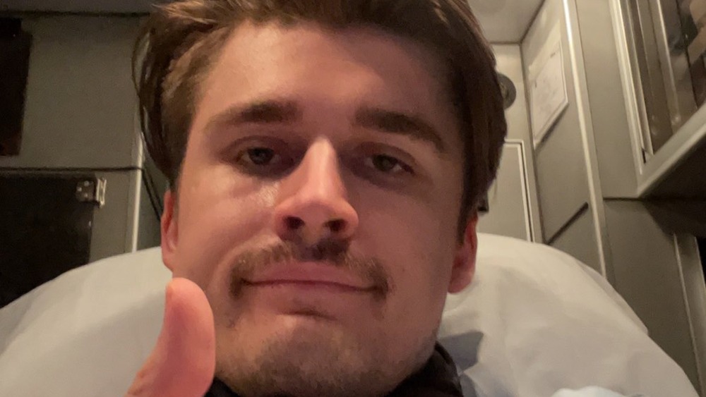 Ludwig Ahgren Thumbs Up
