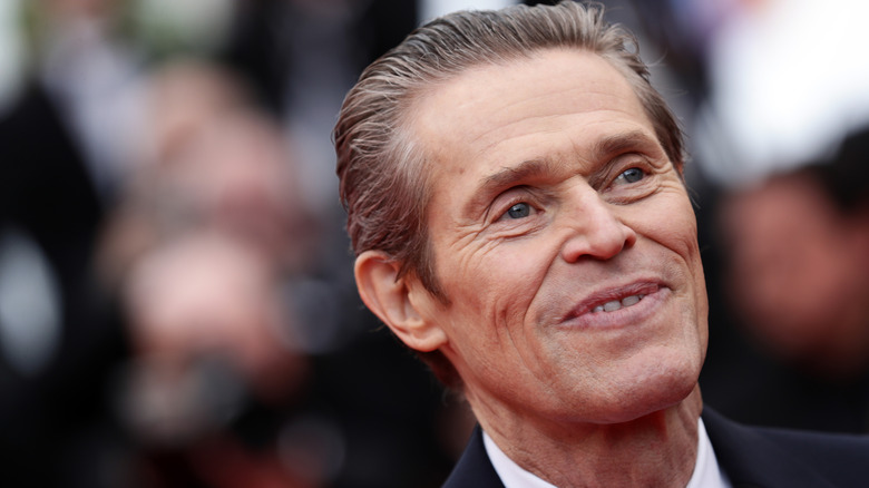 willem dafoe looks up