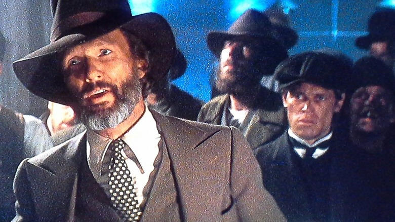 Willem Dafoe behind Kris Kristofferson