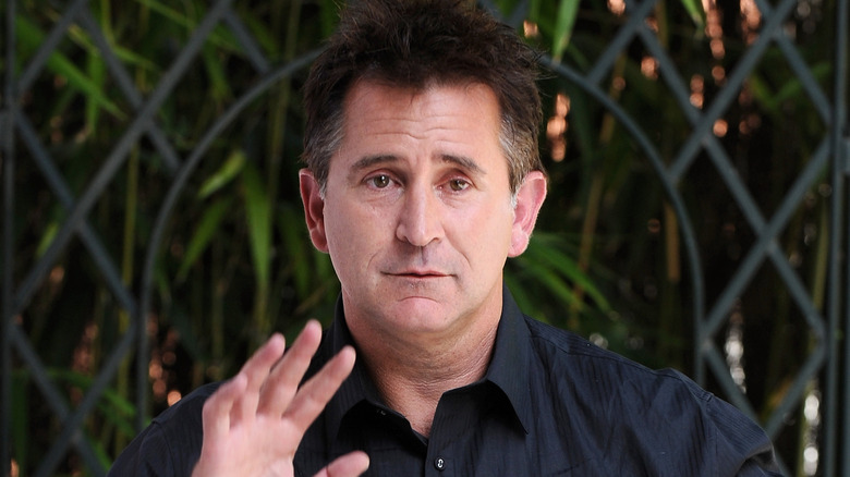 Anthony LaPaglia with his hands up