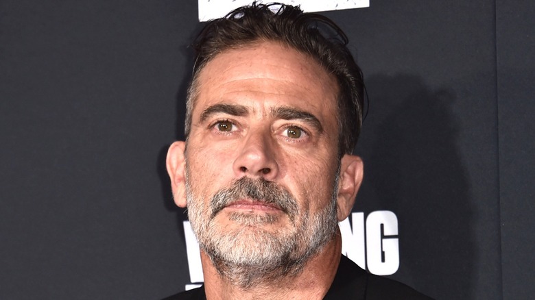 Jeffrey Dean Morgan posing at The Walking Dead premiere