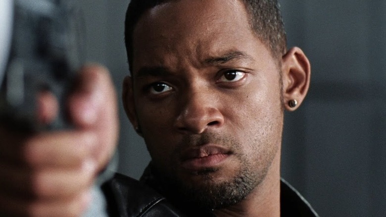 Will Smith Del Spooner pointing gun