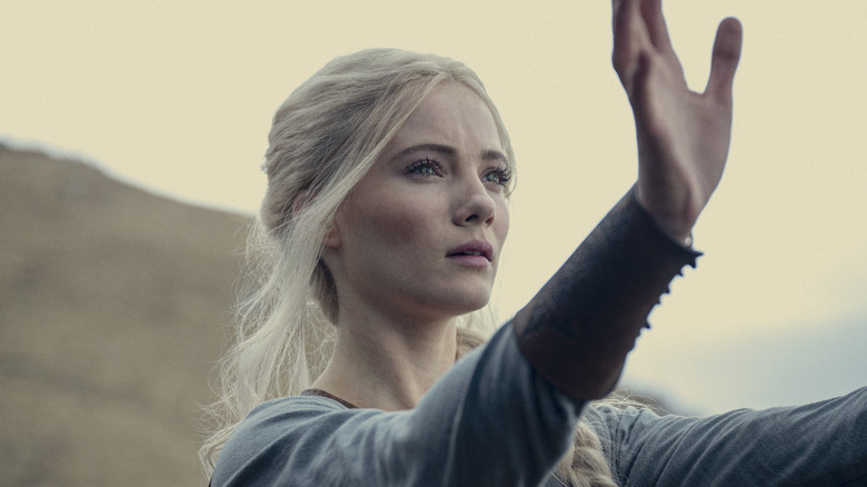 Ciri holding up her hands