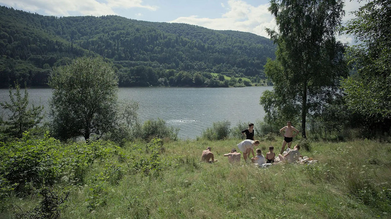 Höss family picnicing by a lake