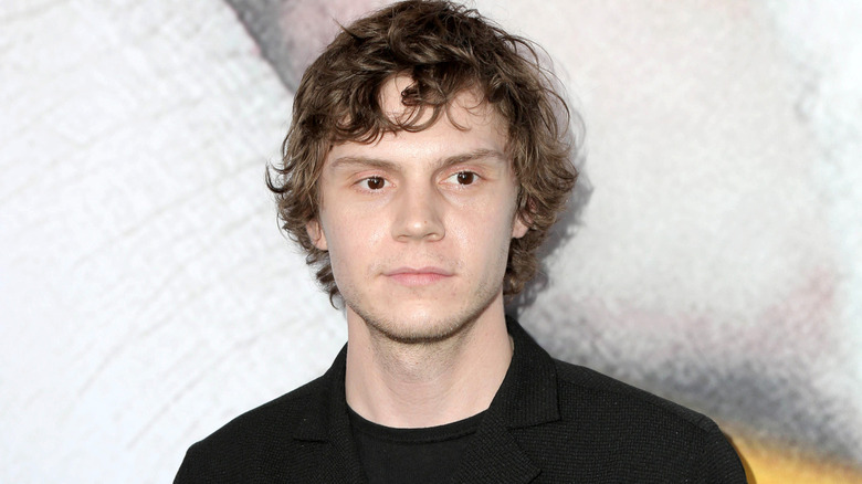 Evan Peters posing at an 