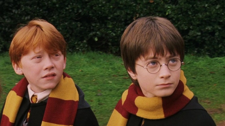 Ron e Harry usando lenços listrados