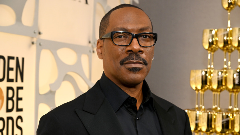 Eddie Murphy smirking at the Golden Globes