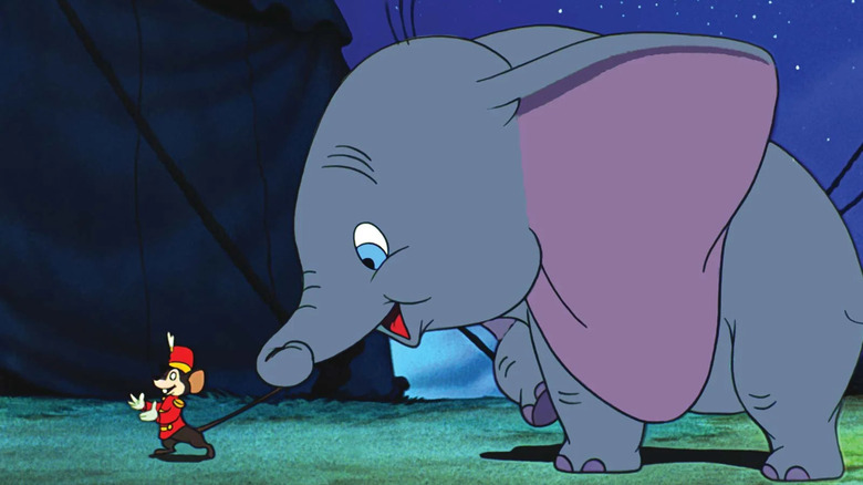   Timothy Q. Mouse i Dumbo juguen junts