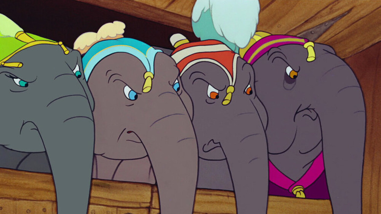   Quatre elefants de circ arruïnen les cares