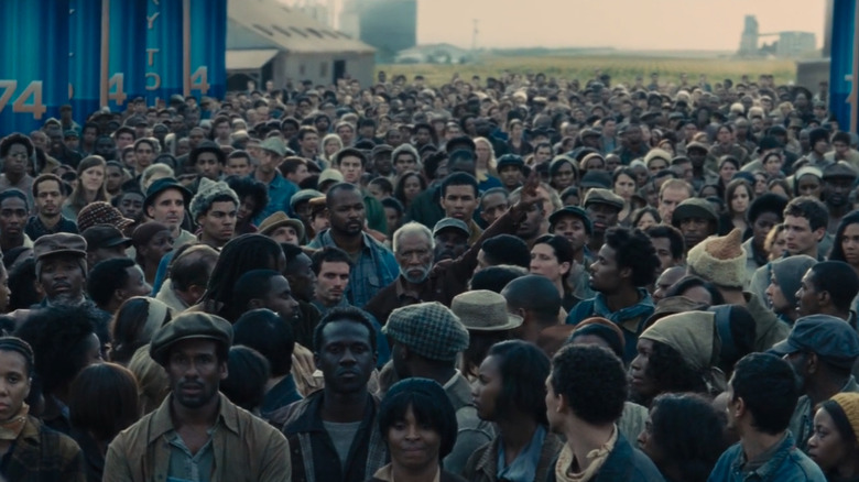 A man salutes Katniss