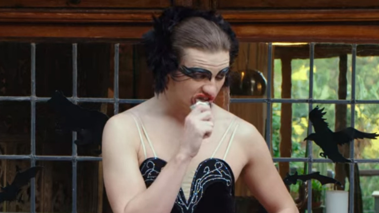 Lee dresses as Black Swan