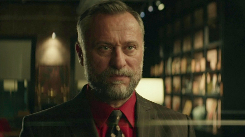 Viggo in a suit