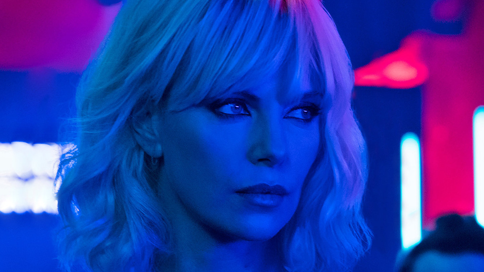 Atomic blonde. Шарлиз Терон Atomic blonde. Лоррейн Бротон. Шарлиз Терон взрывная Блондинк. Взрывная блондинка Лоррейн.