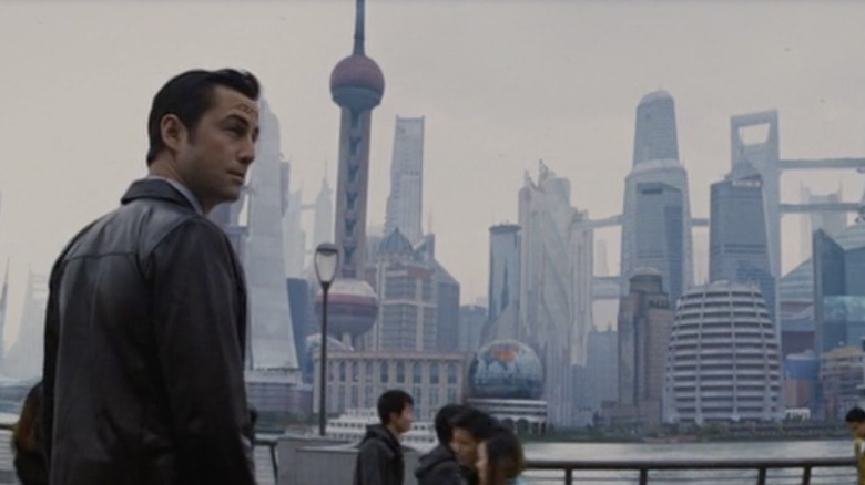 Joseph Gordon-Levitt looks to side 