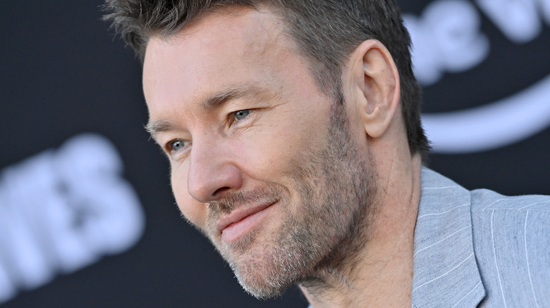 Joel Edgerton posing at Thirteen Lives premiere