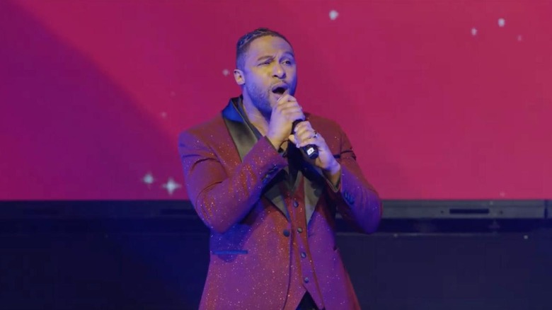 Jarran singing into microphone on stage