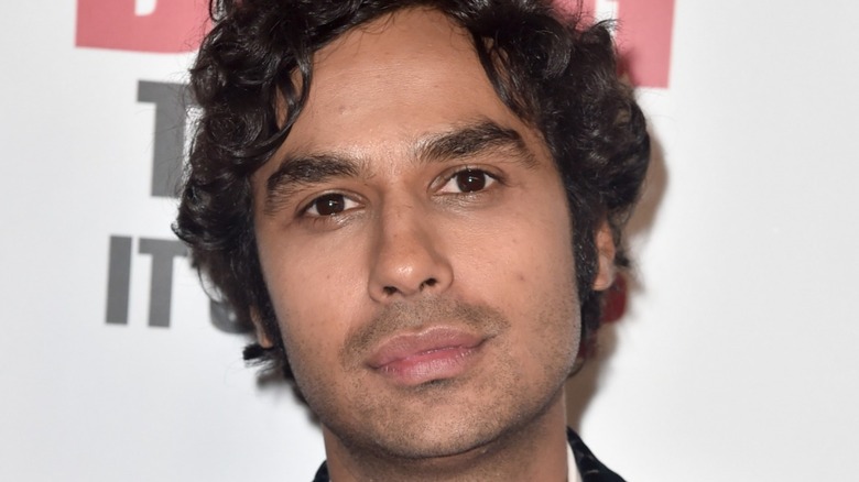 Kunal Nayyar posing at a movie premiere 