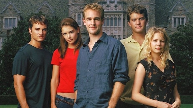 The cast of Dawson's Creek standing in front of a big stone building