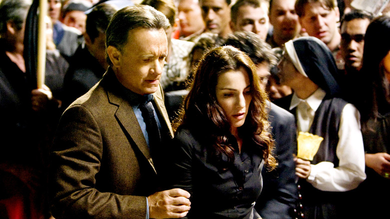 Tom Hanks holding woman Angels and Demons