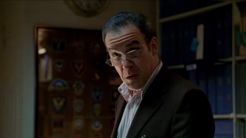 Jason Gideon wears glasses