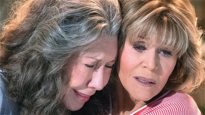 Jane Fonda and Lily Tomlin embracing