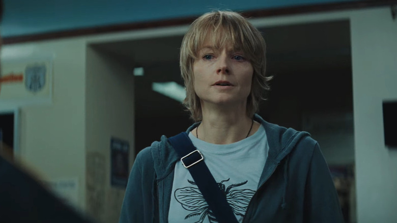 Jodie Foster aims gun