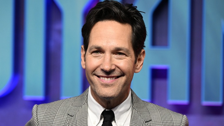 Paul Rudd smiling on the Ant-Man and the Wasp: Quantumania red carpet